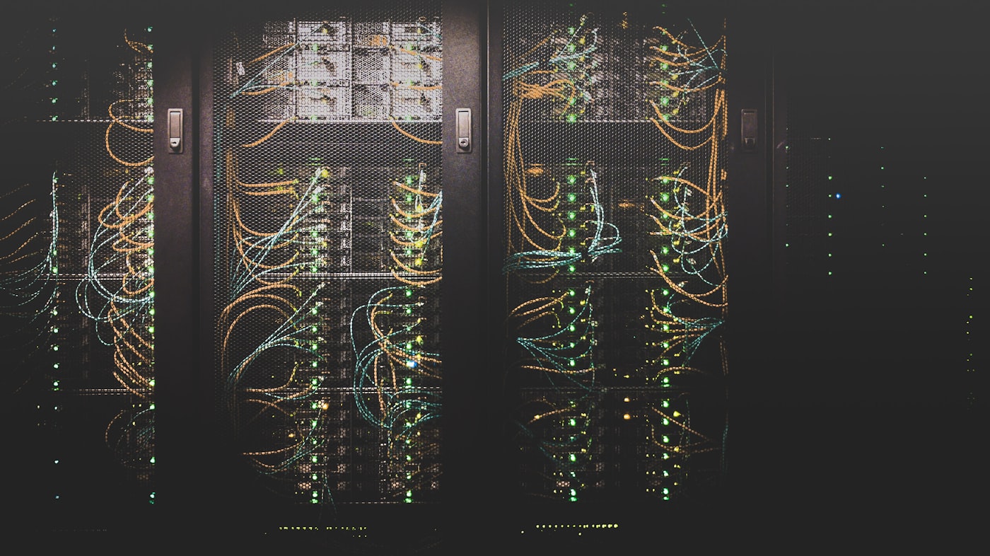 Data center com servidores e cabeamento de fibra óptica